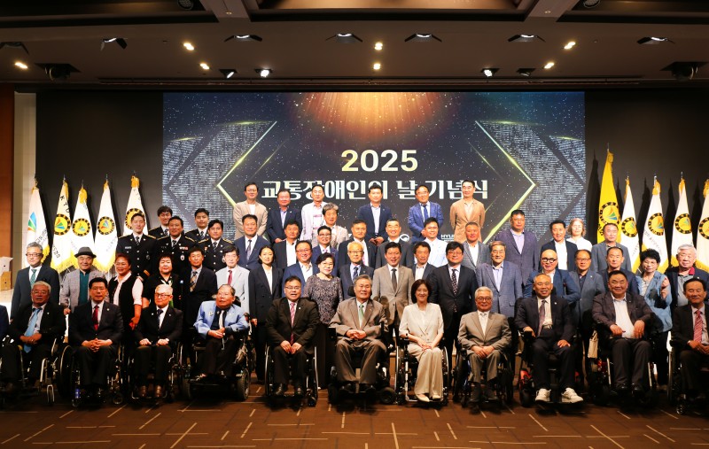 사진4. 참석한 내빈과 함께 단체사진.JPG