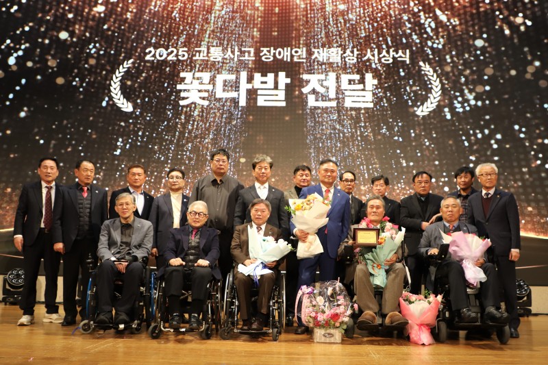 02. 취임축하패전달_시도협회장.JPG